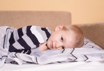 The child cannot fall asleep in the kindergarten. What should the teachers do?
